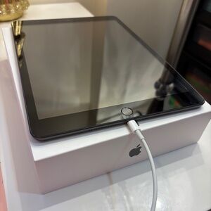 iPad 8th Generation 32GB WiFi + Cellular